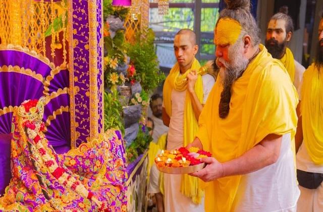 गुरु पूर्णिमा पर भूलकर भी न करें ये गलती, प्रेमानंद महाराज जी से जानें गुरु को प्रसन्न करने के तरीके