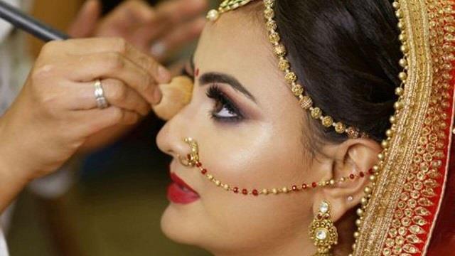 दुल्हन बनने जा रही हैं? तो ये 6 मेकअप की गलतियां बिल्कुल न करें, वरना पछताना पड़ सकता है!