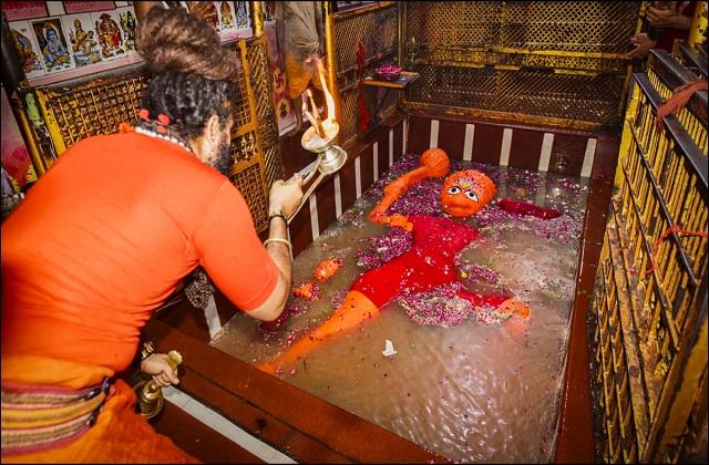 लेटे हुए हनुमान जी का फिर स्नान करने आई मां गंगा और यमुना, जयकारे से गूंजा मंदिर