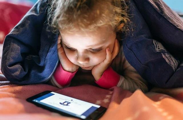 13 साल की उम्र से पहले स्मार्टफोन की आदत बढ़ा सकती है आत्महत्या का खतरा, नई स्टडी में खुलासा