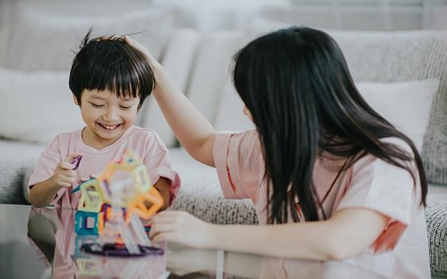 बच्चे को बनाना है तेज और समझदार तो पेरेंट्स आज से अपनाएं ये 5 आदतें