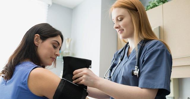 25-35 साल के युवाओं में हाई BP की दिक्कत क्यों हो रही है? ये 5 आदतें हैं जिम्मेदार