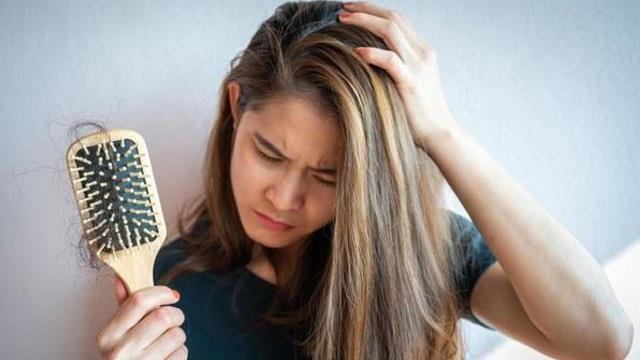 मानसून में बालों की देखभाल के 3 आसान टिप्स: चिपचिपापन और हेयर फॉल से पाएं राहत