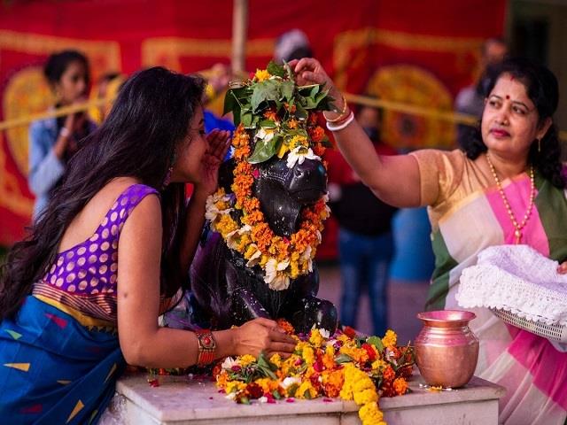सावन 2025: इस सावन में कौन से रंग के कपड़े पहनें और किन रंगों से बचें, जानिए पूरी जानकारी
