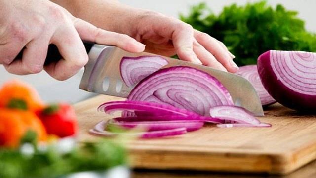 प्याज काटते समय आंसू और जलन से बचने के 5 आसान और प्रभावी तरीके