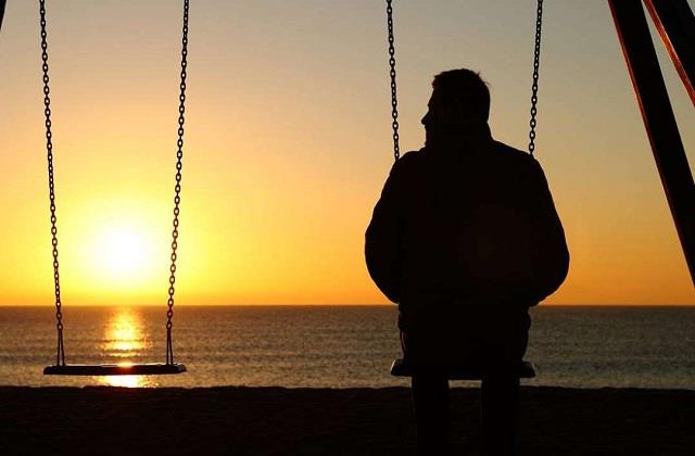 हर 6 में से 1 इंसान भीड़ में तन्हा करता है महसूस, हर घंटे अकेलेपन के कारण होती है 100 मौतें