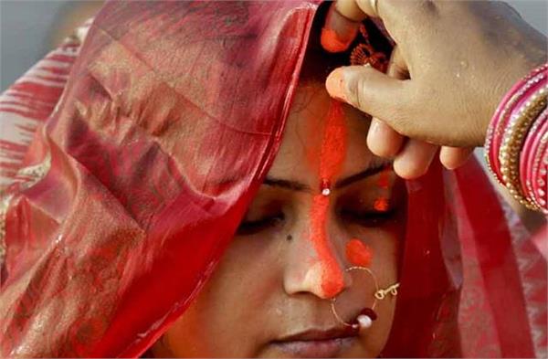 बिहार में दुल्हनें क्यों लगाती है नाक से सिर तक लंबा सिंदूर, जानिए लाल और नारंगी में क्या है अंतर