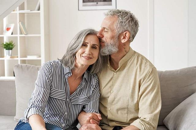 मेनोपॉज़ में रिश्तों में दूरी नहीं समझदारी जरूरी, यौन स्वास्थ्य पर खुलकर बोले एक्सपर्ट्स