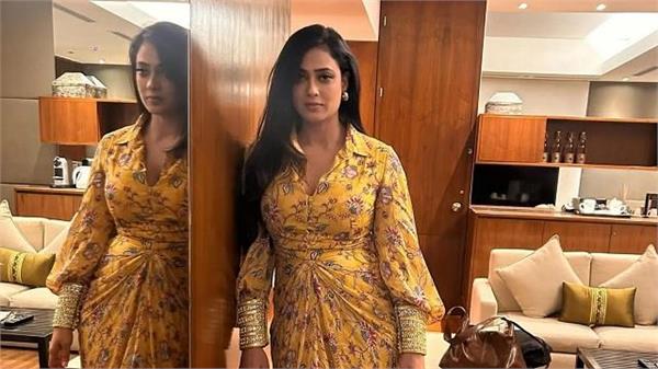 जवां लड़कों की क्रश बनीं 44 की श्वेता तिवारी, फ्लोरल ड्रेस में दिखाया दिलकश अंदाज