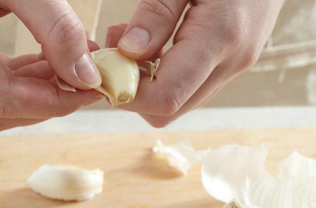 मिनटों में छिल जाएगा लहसुन, बस ट्राई कर लें ये सिंपल तरीका