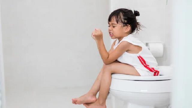 छोटे बच्चे को कब्ज हो जाए तो क्या करें? जानें डॉक्टर की आसान और असरदार सलाह