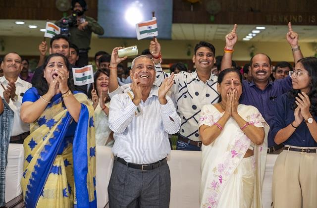 'गगन' जीतकर लौटे शुभांशु शुक्ला को देख फूट-फूट कर रोई मां, आपको भी भावुक कर देंगी ये तस्वीरें
