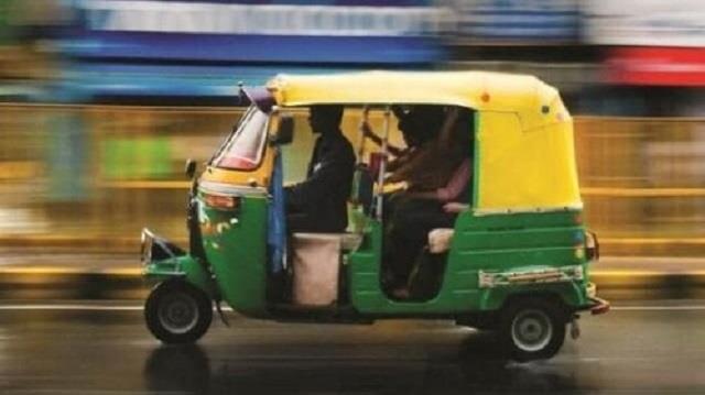 सिर्फ 10 रुपए के नोट के लिए ऑटो चालक ने बुजुर्ग महिला पर किया हमला,  20 मीटर तक घसीटा, टूटे दांत..