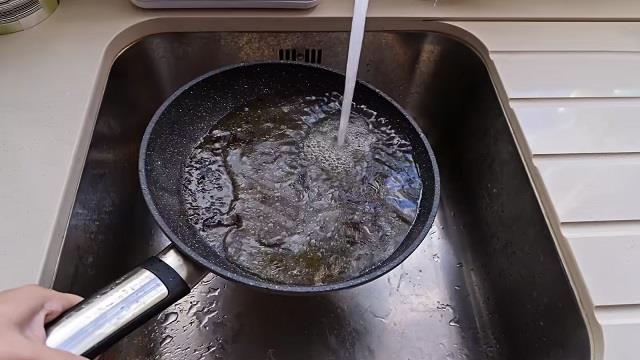 10 मिनट में काले तवे को आसानी से चमकाने का असरदार तरीका