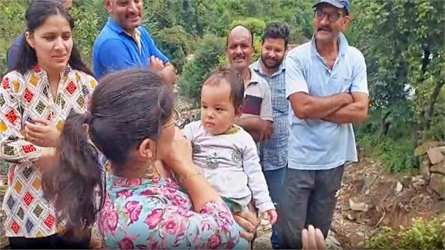 बाढ़ में अनाथ हुई 11 महीने की बच्ची को मिल गया पूरा परिवार, आंखों के सामने बह गए थे मम्मी-पापा