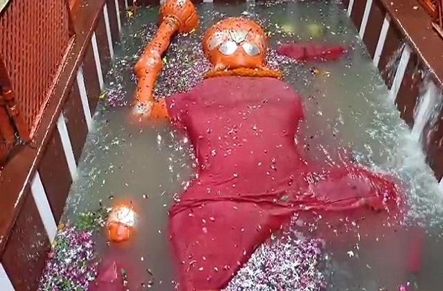 हनुमान मंदिर में मंगलवार को हुआ चमत्कार, लेटे हुए बजरंगबली का महास्नान करने खुद पहुंची मां गंगा