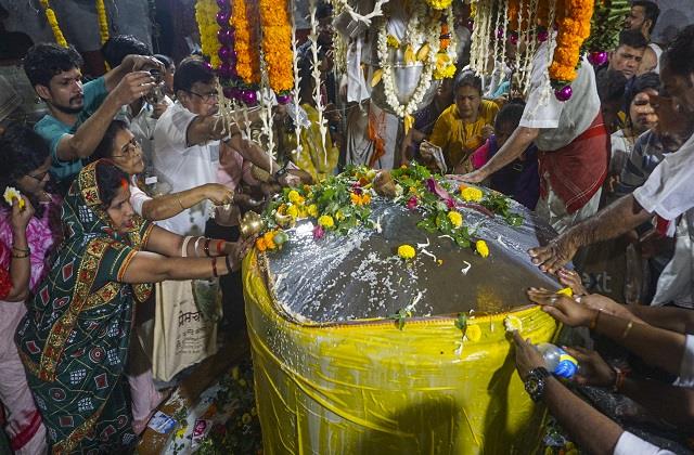 सावन का तीसरा सोमवार: 84 गंगा घाटों के जल से बाबा विश्वनाथ का भक्तों ने किया जलाभिषेक