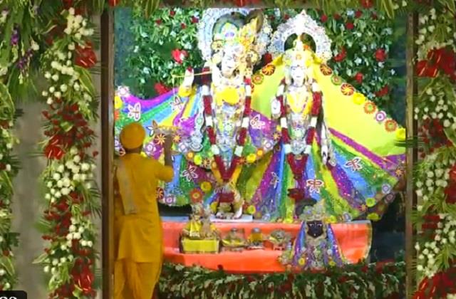 घंटों-घड़ियालों के बीच श्री कृष्ण जन्म भूमि में  हुई मंगला आरती, घर बैठे कीजिए दर्शन