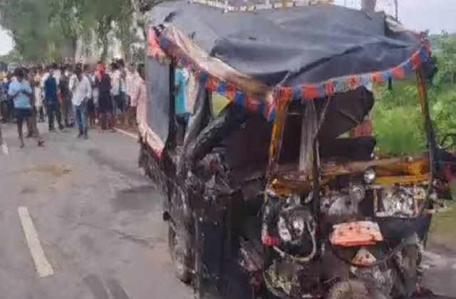 बड़ा हादसा: ट्रक की टक्कर में ऑटो के उड़े परखच्चे, गंगा नहाने जा रहे 8 लोगों की मौत
