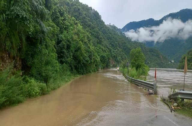 फिर आई आसामन से आफत:  उत्तराखंड में बादल फटने से कई लोग लापता, मलबें में दबे बेजुबान
