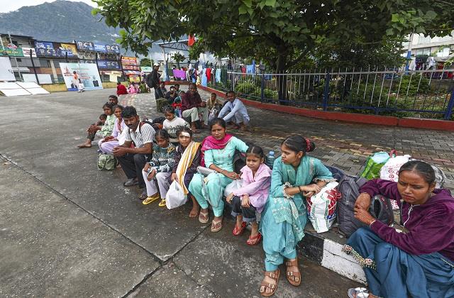 वैष्णो देवी भवन में अब सुनाई नहीं दे रही जयकारों की गूंज, भक्तों को है मां के दर्शन का इंतजार