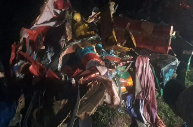 एक परिवार पर काल बनकर आया ट्रक, भीषण टक्कर में एक ही घर के  4 लोगों की हुई मौत