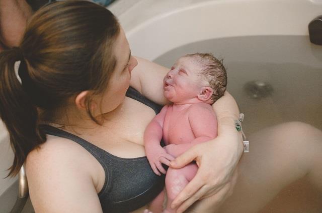 वॉटर बर्थ: जब टब बन जाता है डिलीवरी रूम! कितना सेफ है ये नया ट्रेंड?