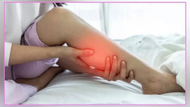 सोते-सोते पैर की नस खिंच जाती है? ये रहे इसके 5 बड़े कारण और  इलाज