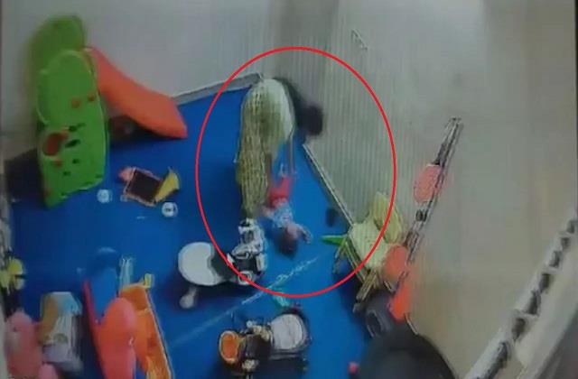 दांत से काटा, बेल्ट से पीटा, जमीन पर दे मारा... डे- केयर में 15 महीने की बच्ची के साथ हुआ जानवरों जैसा बर्ताव