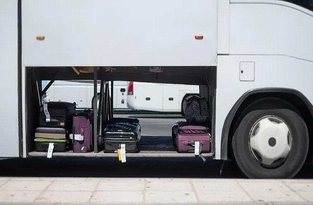 ये कैसी बेवकूफी? गोद में नहीं जिंदा बच्ची को सूटकेस में लेकर सफर पर निकली महिला