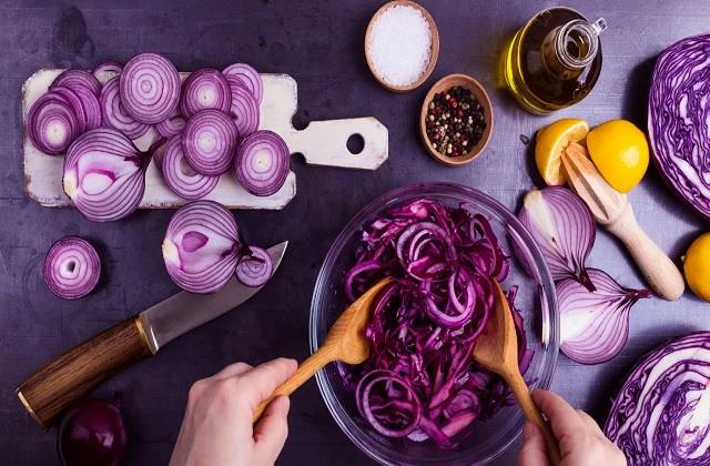 कच्चा प्याज स्वाद के साथ सेहत पर भी भारी, खाने से पहले जान लें खतरनाक नुकसान!