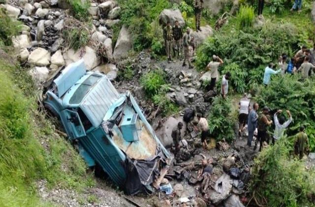 सेना के जवानों के साथ हुआ हादसा, गाड़ी के गहरी खाई में गिरने से 2 CRPF शहीद और 12 घायल