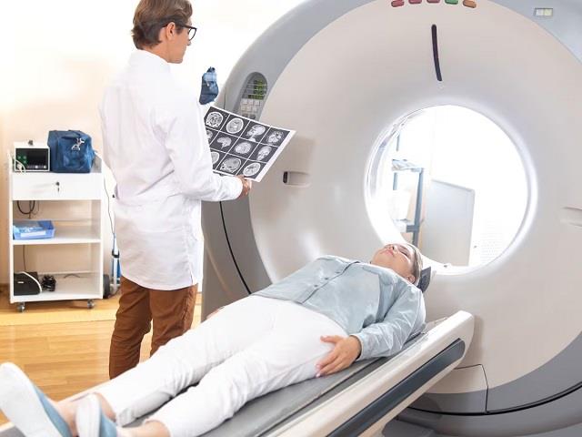 डॉक्टर भी दंग रह गए! सीटी स्कैन के दौरान महिला वकील की अचानक मौत, वजह जानकर हो जाएंगे हैरान