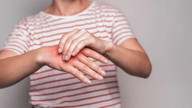 हाथ-पैर सुन्न और झनझनाहट महसूस हो रही है? हो सकता है  इस जरूरी विटामिन की कमी