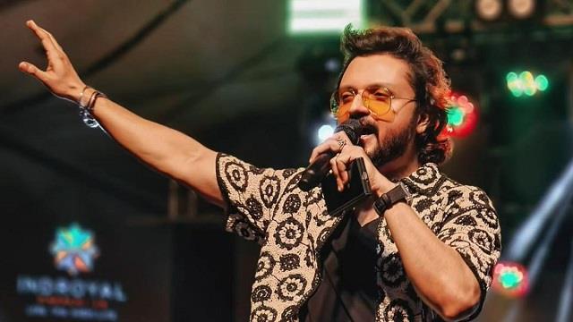 इंडस्ट्री से आई बड़ी खबर: मंच पर बेहोश होकर गिरे फेमस एक्टर, हार्ट अटैक के बाद वेंटिलेटर पर...