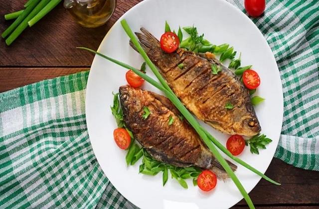 मछली के साथ भूलकर भी न खाएं ये चीजें, बढ़ सकता है मौत तक का खतरा!