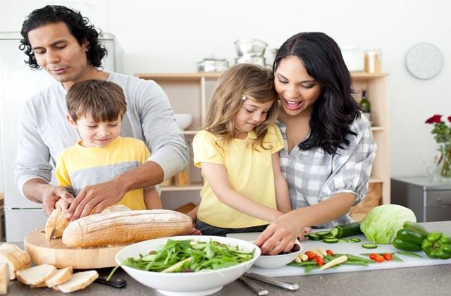 पेरेंट्स के लिए काम की बात, बच्चे का खाना बनाने के लिए सोशल मीडिया की न लें मदद