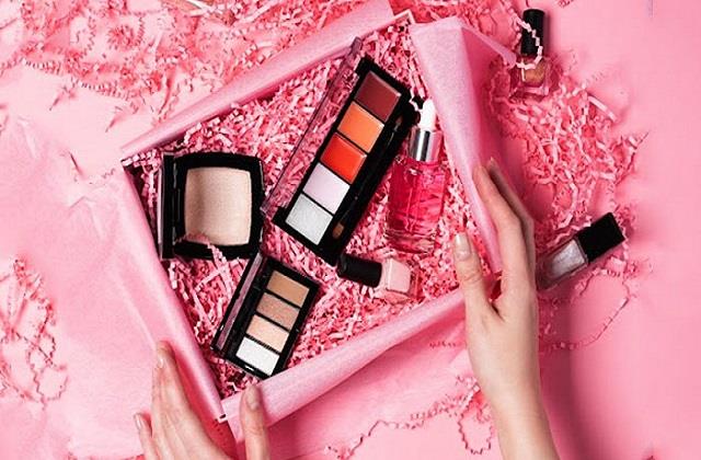 अपनी ब्यूटी क्वीन बहन को रक्षाबंधन पर गिफ्ट करें ये Products, यहां से लें आइडिया