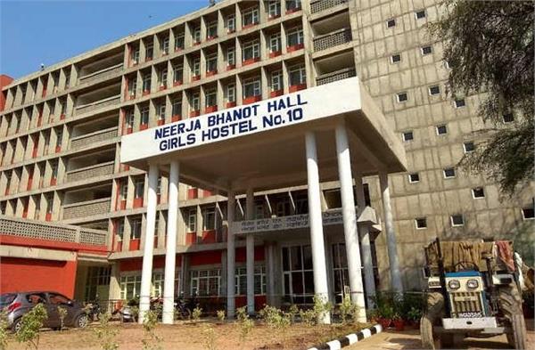 क्या आप अपनी बेटी को रात को ... ?  छात्राओं के हॉस्टल से बाहर जाने को लेकर हुआ हंगामा