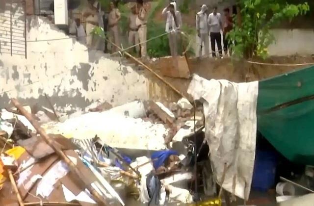 भारी बारिश के कारण दिल्ली में हुआ बड़ा हादसा, दीवार  गिरने से 7 लोगों की हुई मौत