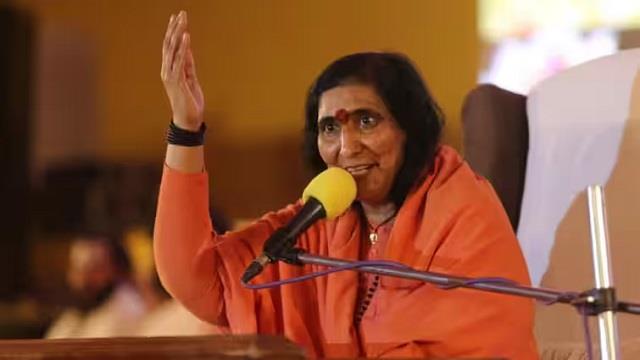 लड़कियां नंगी हो पैसे कमा रहीं... अनिरुद्धाचार्य के बाद साध्वी ऋतंभरा के बयान पर मचा बवाल