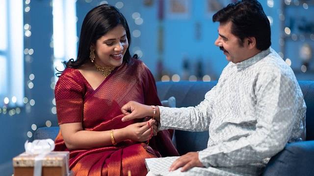 रक्षाबंधन की शुरुआत: सबसे पहले पत्नी ने बांधा था रक्षा सूत्र, जानिए इस पर्व की पौराणिक कथा