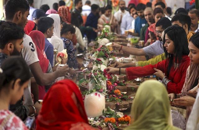 आस्था के आगे बारिश भी हुई फीकी, झमाझम बरसात में भीगते हुए मंदिरों में पहुंचे भक्त