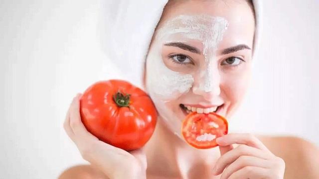 आधे टमाटर और मुल्तानी मिट्टी से पाए दमकती त्वचा– सिर्फ 15 मिनट में दिखेगा असर!