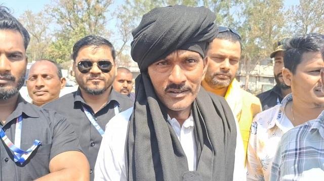 कंबल वाले बाबा' का हंगामा: चमत्कारी इलाज के नाम पर सजाया दरबार, दवाई के नाम पर लूट!