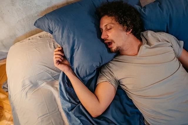 मुंह खोलकर सोना आदत नहीं बीमारी है! लोग इसे मामूली समझकर इग्नोर करते