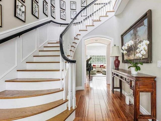 सीढ़ियों की गलत दिशा से हो सकता है दुर्भाग्य, जानें क्या कहता है वास्तु शास्त्र