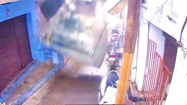 पहली मंजिल से गिरा होटल का टॉयलेट, नीचे खड़े वाहन चकनाचूर, घटना का वीडियो वायरल