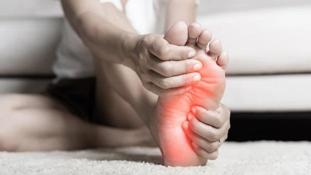 पैरों में जलन हो रही है? इसे न करें नजरअंदाज, हो सकती हैं ये 6 गंभीर बीमारियां