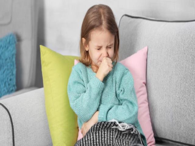 खांस-खांस कर बच्चे की हालत खराब? यह 1 घरेलू नुस्खा जरूर आजमाएं, बिना दवा जल्द मिलेगी राहत